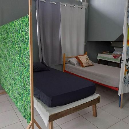 Laure Hebergement Loue Lits En Dortoir Hostel Faaa Buitenkant foto