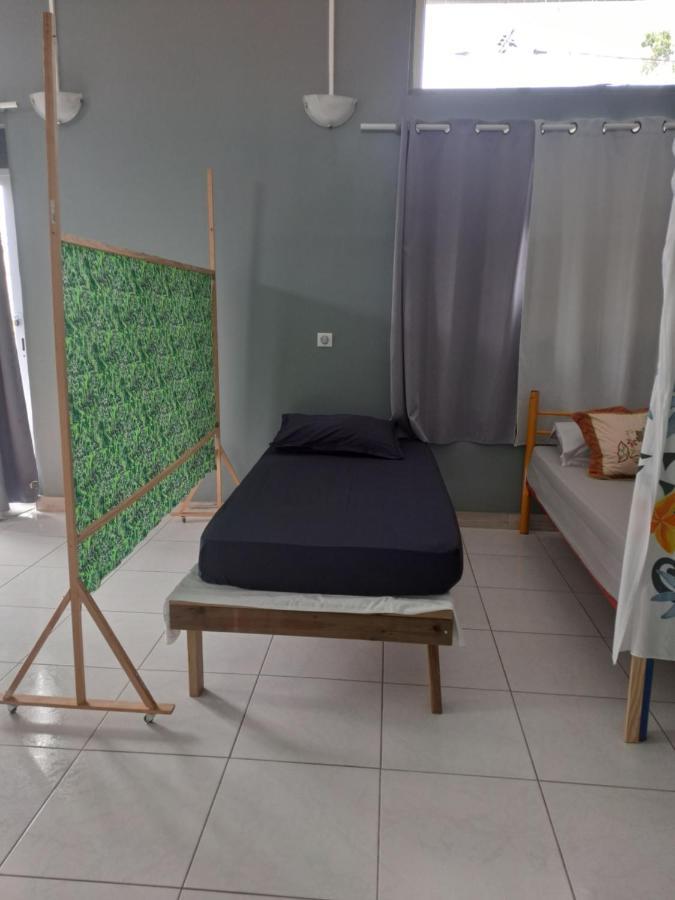 Laure Hebergement Loue Lits En Dortoir Hostel Faaa Buitenkant foto